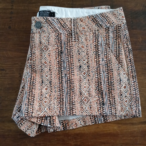 Volcom Short Shorts in Pattern Size 3 - Picture 4 of 11
